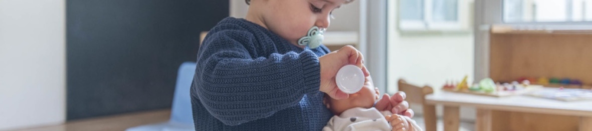 Un enfant en crèche Babilou qui joue 