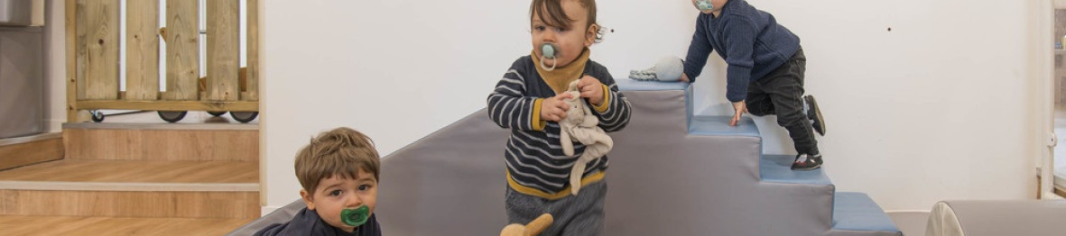 Un groupe d'enfants en crèche dans l'espace de motricité