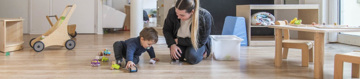 Une professionnelle en crèche Babilou qui joue avec un enfant 