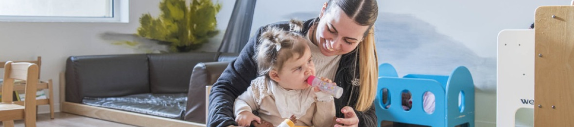 Une pro en crèche avec une enfant