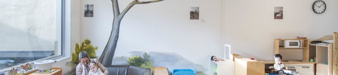 Une pro en crèche avec une enfant