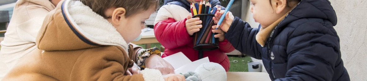 Une pro en crèche avec un groupe d'enfant 