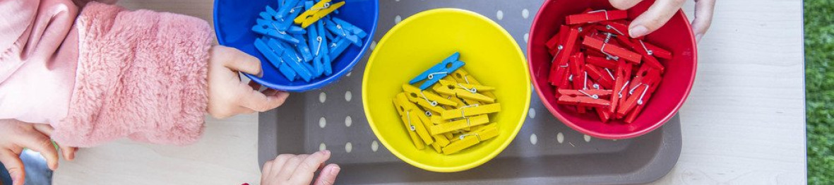 Un groupe d'enfants en crèche en activité