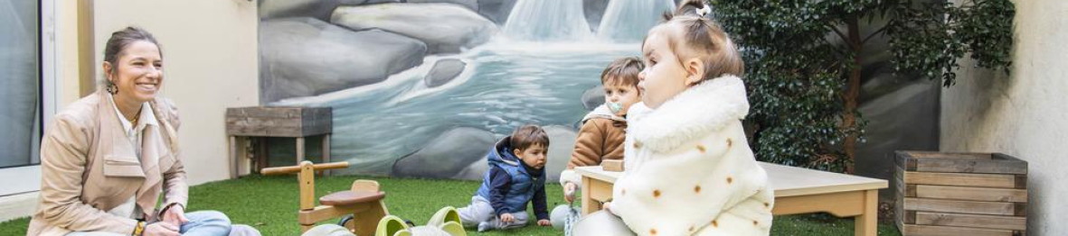 Une pro en crèche dans le jardin avec une enfant