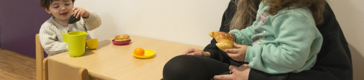 Une pro en crèche jouant avec deux enfants 