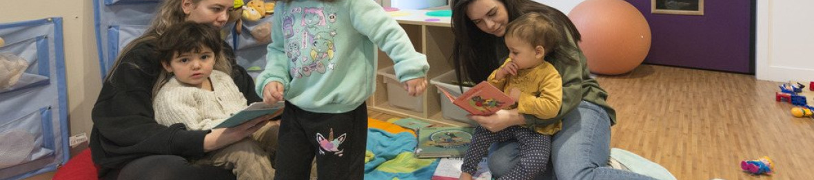 Deux professionnelles en interaction avec un groupe d'enfants