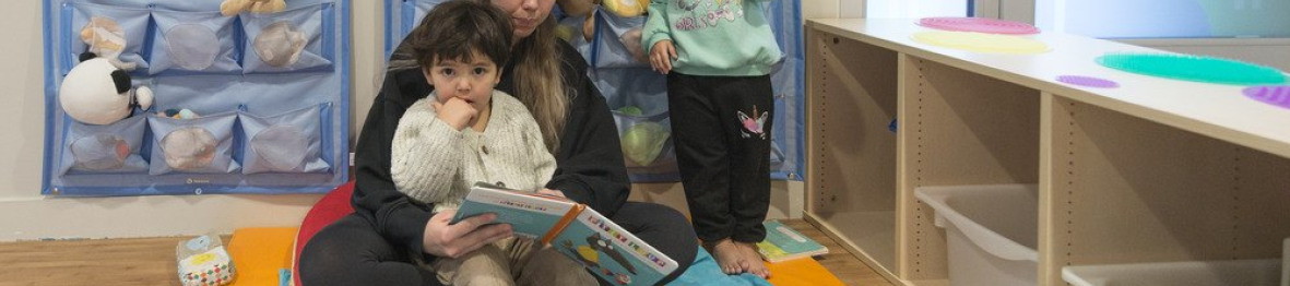 Une professionnelle en crèche avec deux enfants 