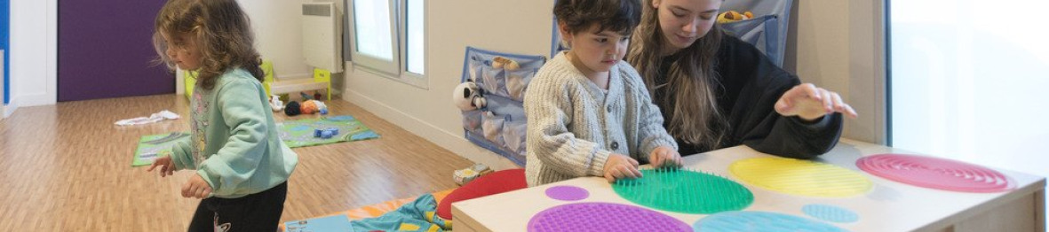Trois enfants qui jouent