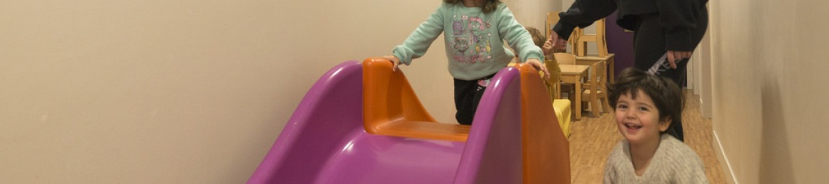 Une pro en crèche qui joue avec une enfant