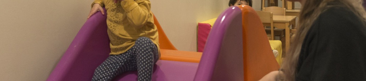 Une pro en crèche qui joue avec un enfant