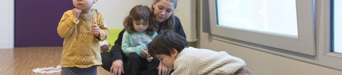 Une pro en crèche en interaction avec un groupe d'enfants