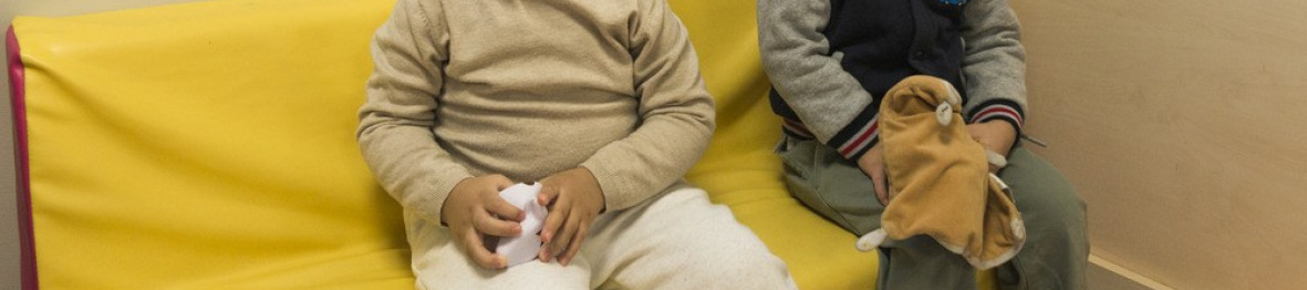 Deux enfants en crèche en interaction 