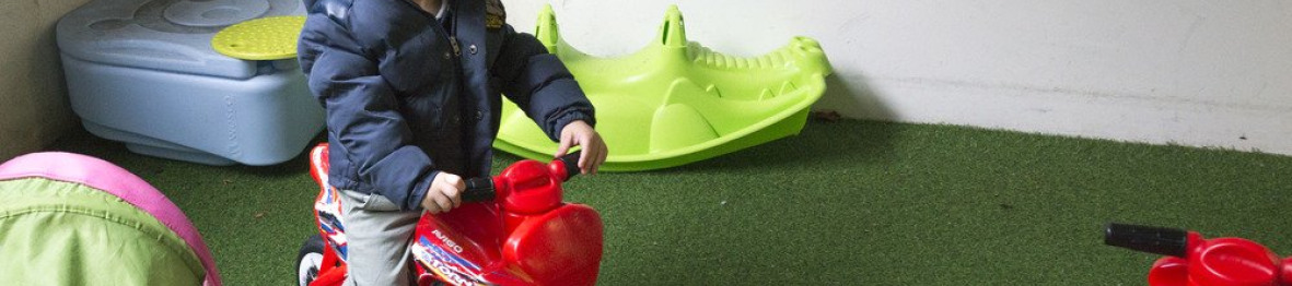 Un enfant en crèche qui joue en extérieur