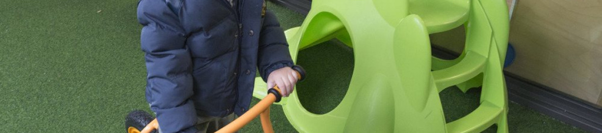 Un enfant en crèche qui joue en extérieur