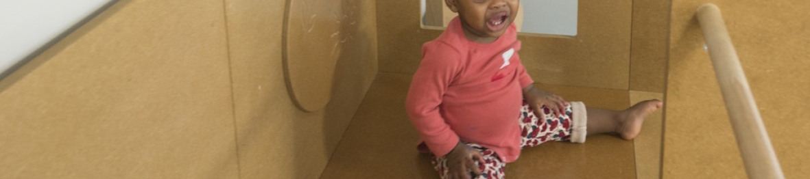 Une enfant en crèche Babilou assise 