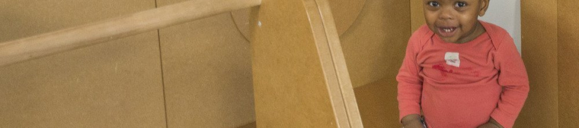 Une enfant en crèche qui joue