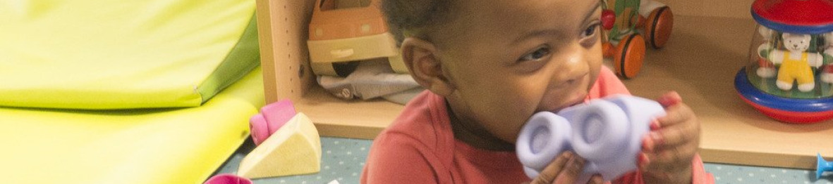 Une enfant en crèche qui joue 