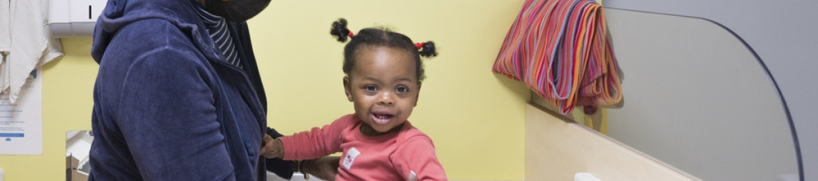Une professionnelle en crèche Babilou qui change une enfant