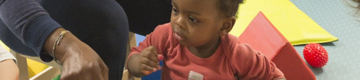 Une enfant en crèche Babilou en activité