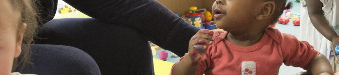 Une enfant en crèche Babilou en activité