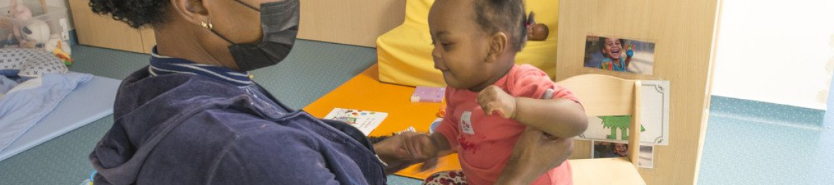 Une professionnelle en crèche Babilou en interaction avec une enfant