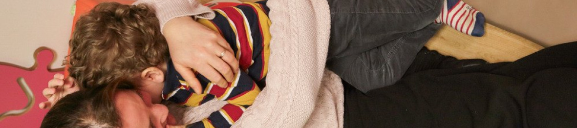 Une professionnelle de la petite enfance avec un enfant