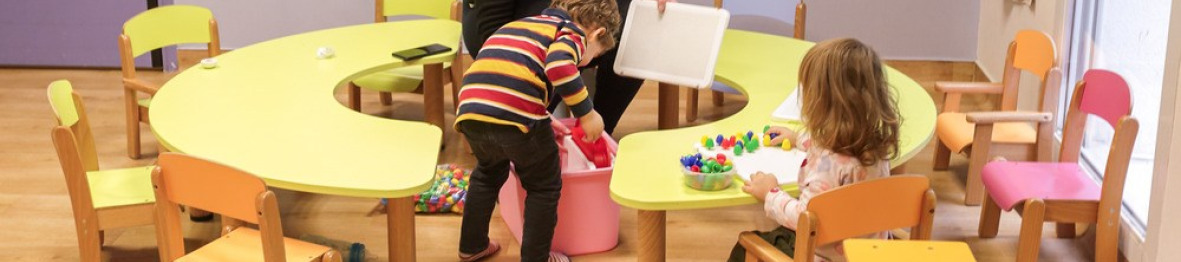 Une professionnelle en crèche jouant avec deux enfants