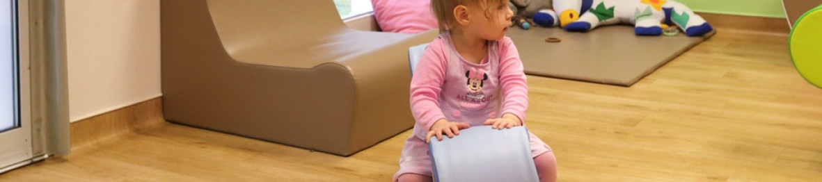Une enfant en crèche Babilou qui joue 