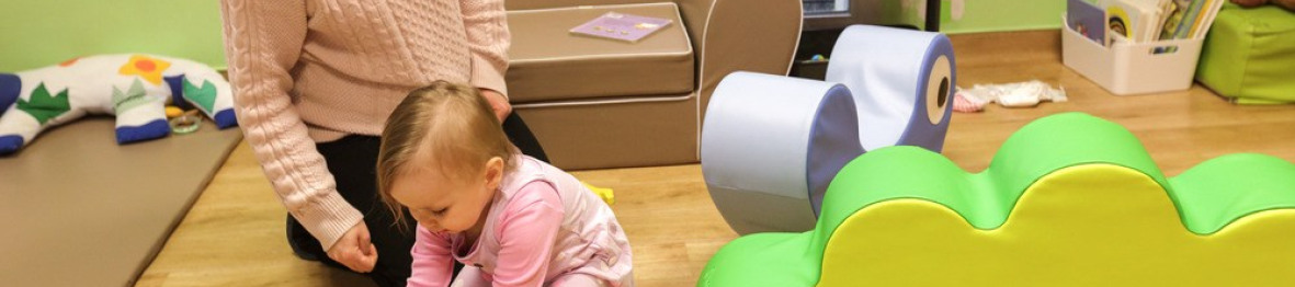 Une professionnelle en crèche Babilou qui joue avec une enfant