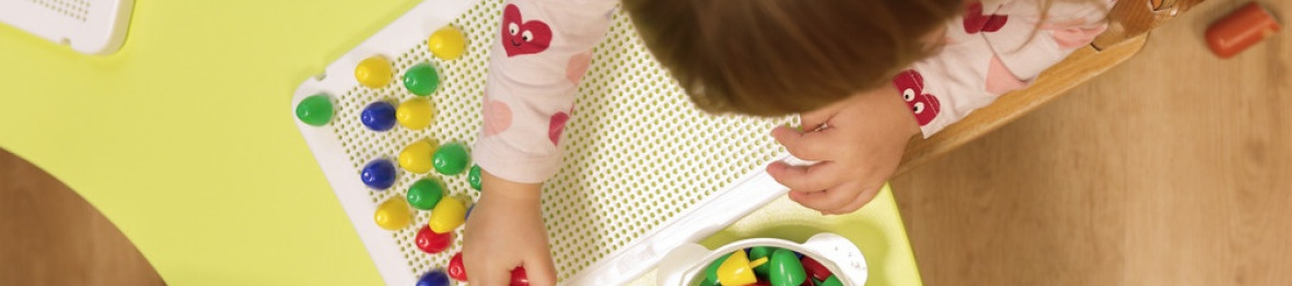 Une enfant en crèche Babilou en activité