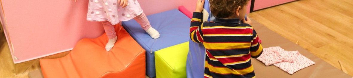 Deux enfants qui jouent en crèche 