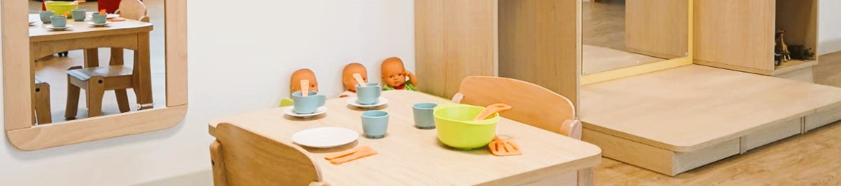 Table et chaises en bois au sein de la crèche Babilou Nogent Sémard