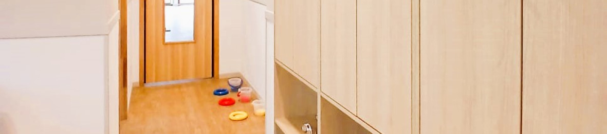 Couloir avec rangement au sein de la crèche Babilou Nogent Sémard