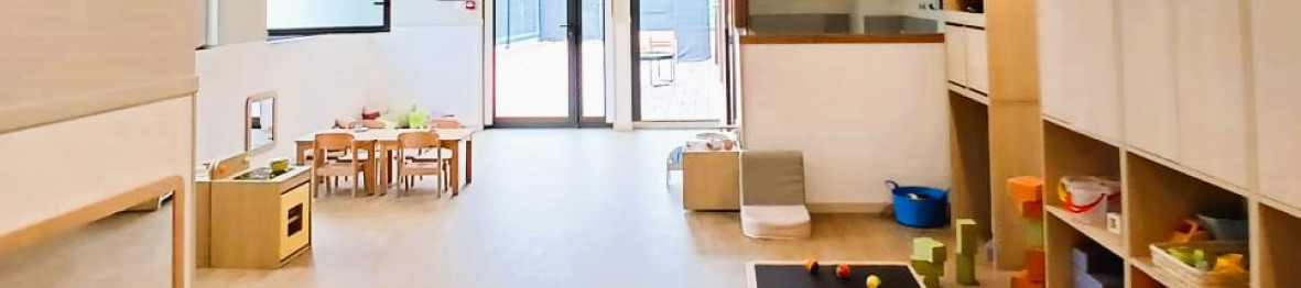 Salle d'activité avec des jouets au sein de la crèche Babilou Nogent Sémard