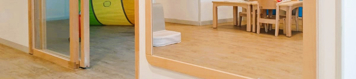 Circuit de voitures en bois dans la salle d'éveil au sein de la crèche Babilou Nogent Sémard