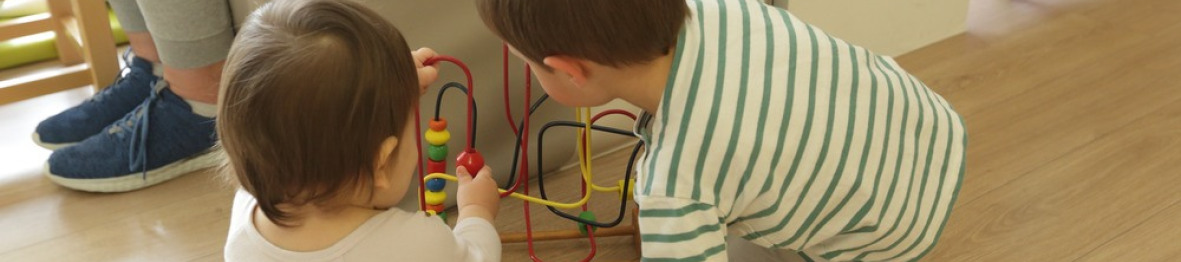 Deux enfants en crèche Babilou qui jouent 