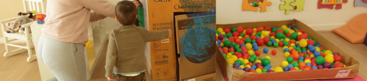 Une pro en crèche en interaction avec un enfant