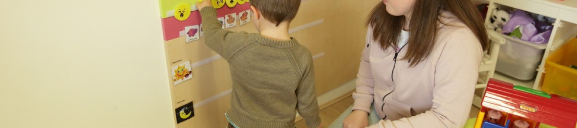 Une pro en crèche jouant avec un enfant