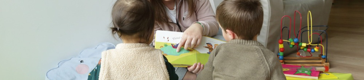 Une pro en crèche et deux enfants 