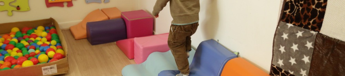 Un enfant en crèche Babilou qui joue 