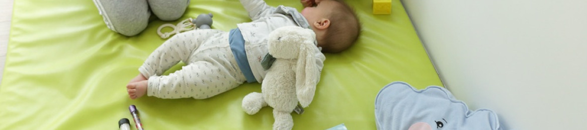 Une pro en crèche Babilou avec un enfant