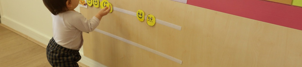 Une enfant en crèche Babilou en activité