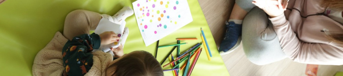 Une pro en crèche et un enfant en activité 