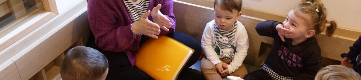 Une pro en crèche avec un groupe enfants