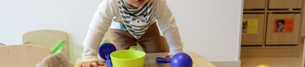 Un enfant en crèche qui joue 