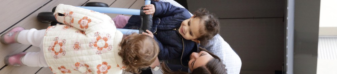 Une pro en crèche en interaction avec deux enfants