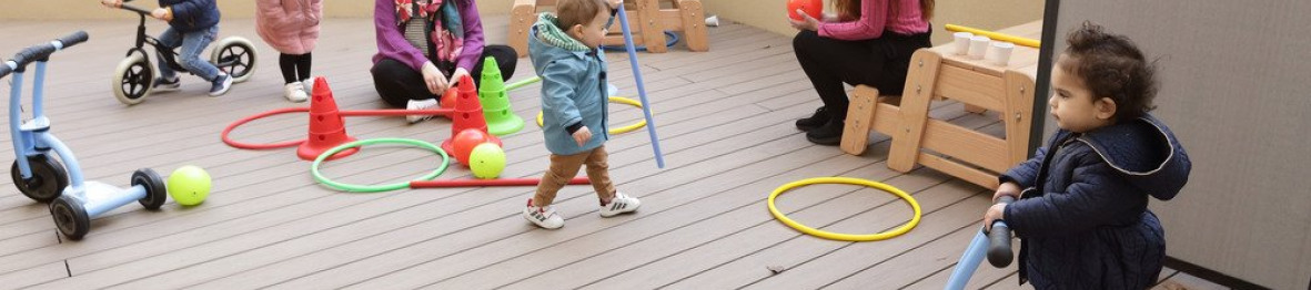 Un groupe d'enfants en crèche qui jouent en extérieur 