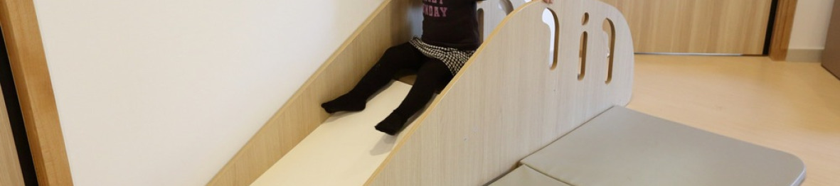 Un enfant en crèche Babilou qui joue  