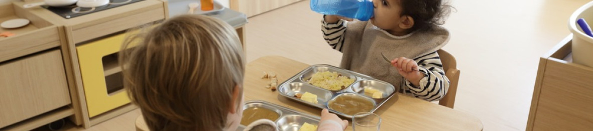 Deux enfants en crèche entrain de manger 
