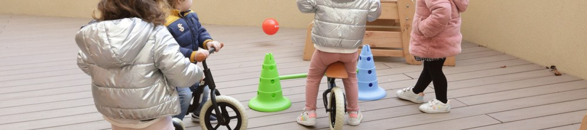Un groupe d'enfants en crèche qui jouent en extérieur 